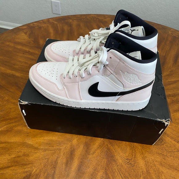Jordan 1 Mid
Barely Rose - Picture 3 of 6